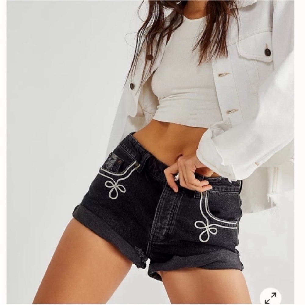 OneTeaspoon Royale Bandit Denim Shorts
Royale bandit shorts